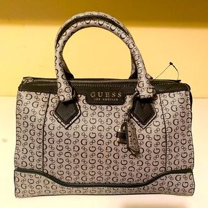 NEW GUESS PURSE WITH TAG!! (FREE SHIPPING- ONLY TODAY‼️‼️)